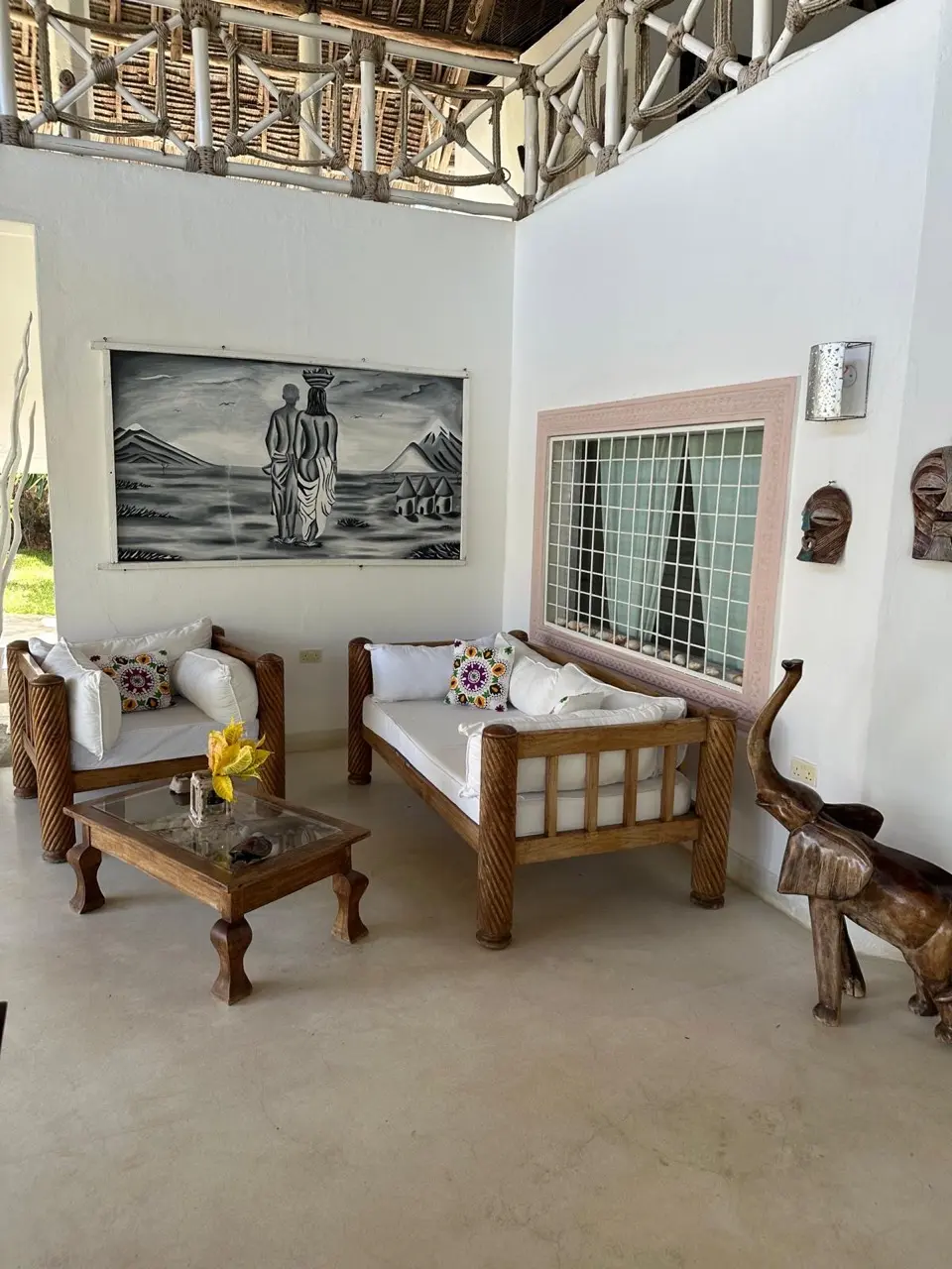 Angolo lounge con decor africano nella villa privata di Watamu