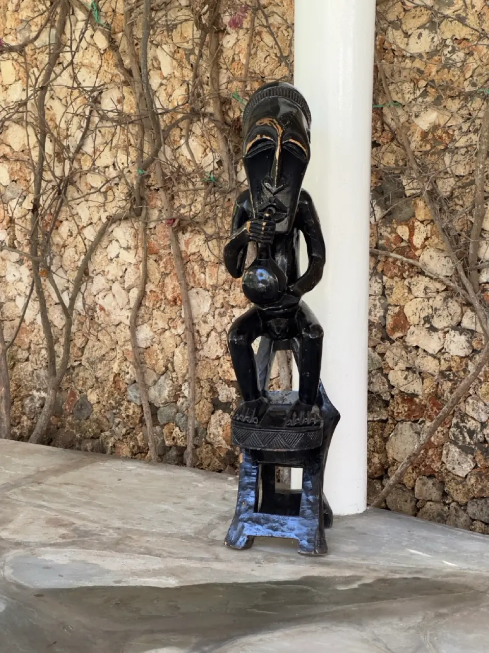 Statue in legno di artigianato africano nella villa privata di Watamu
