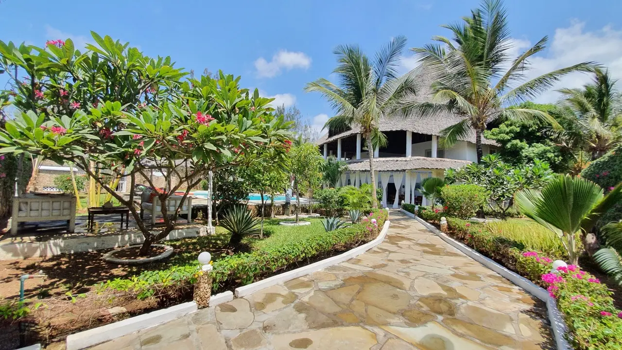 Una villa privata con piscina nel cuore di Watamu, Kenya: cinque camere raccolte, un giardino tropicale di 1000 m² e la brezza dell'oceano che accompagna ogni giornata.